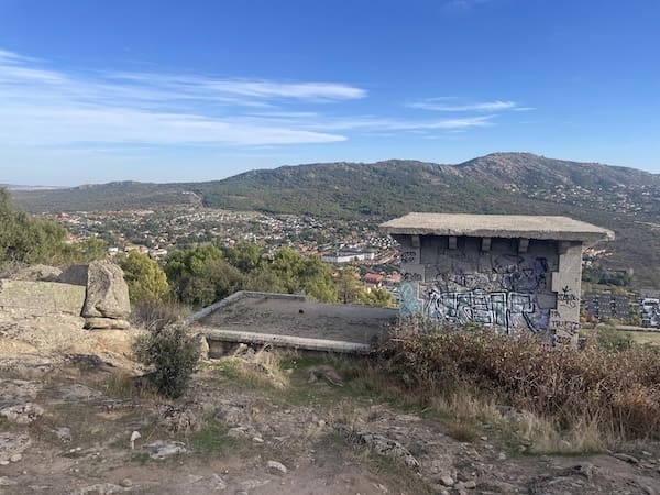 Depósito de agua en la ruta de marcha nórdica de la sierra de Guadarrama