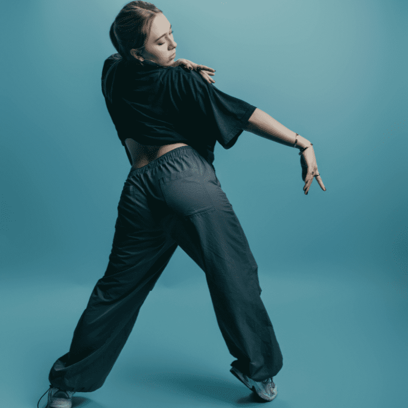 Una chica que practica marcha nórdica baila