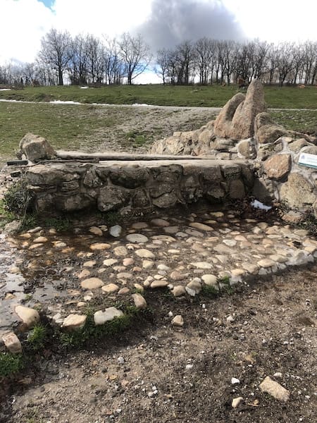En la ruta de marcha nórdica nos encontramos con la fuente de los Rasos