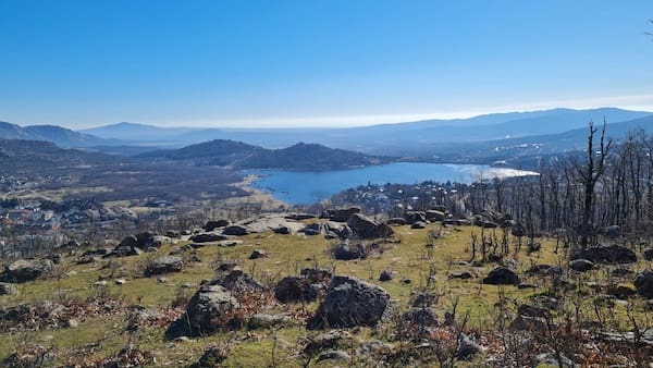 Vistas del embalse en la ruta de marcha nórdica en Navacerrada.