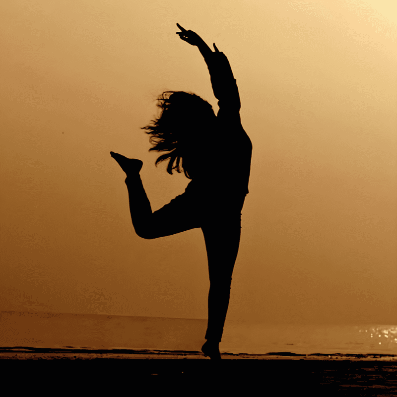 Chica bailando en un taller de marcha nórdica y Dance