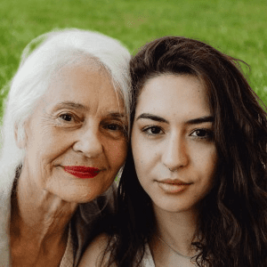Dos mujeres de diferente edad pueden practicar marcha nórdica