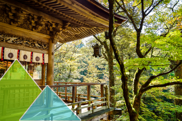 Construcción japonesa rodeada de bosque, inspiración del Shinrin-yoku o baño de bosque en sendero de marcha nórdica