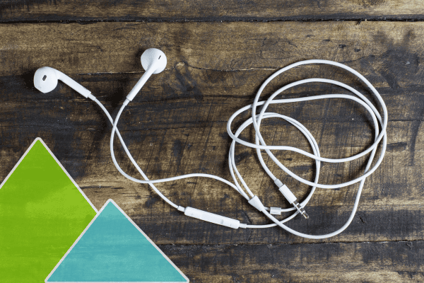 Auriculares para escuchar música mientras entrenas marcha nórdica