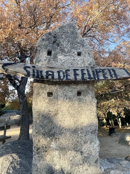 En la ruta de marcha nórdica nos encontramos con el cartel de la Silla de Felipe II