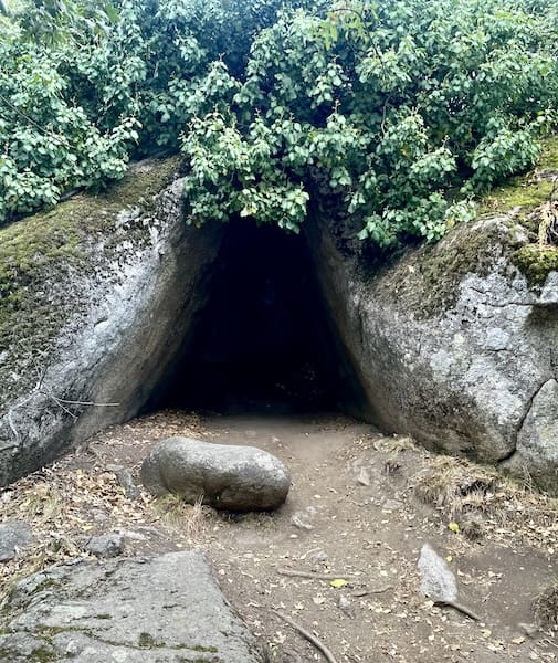 Cueva del Oso en la ruta de marcha nórdica por la Herrería