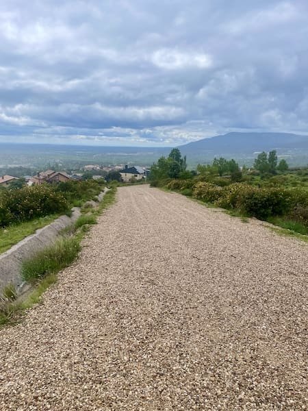 Pista de tierra en la ruta de marcha nórdica del Búnker de Los Molinos