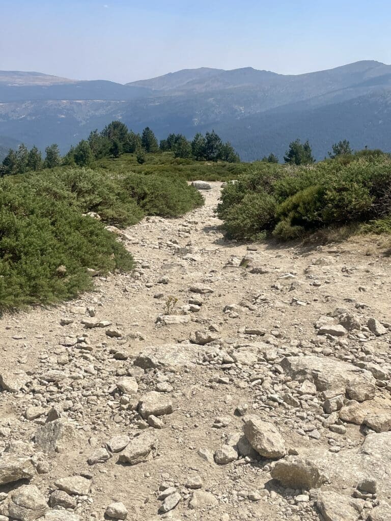Camino de vuelta de Peñalara en la ruta de marcha nórdica