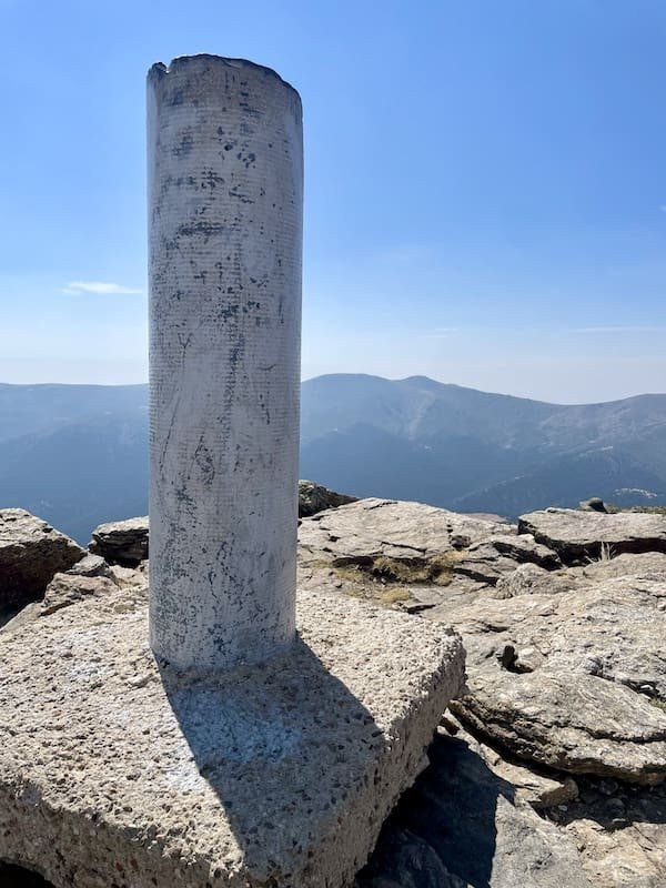 Punto Geodésico de Peñalara en la ruta de marcha nórdica